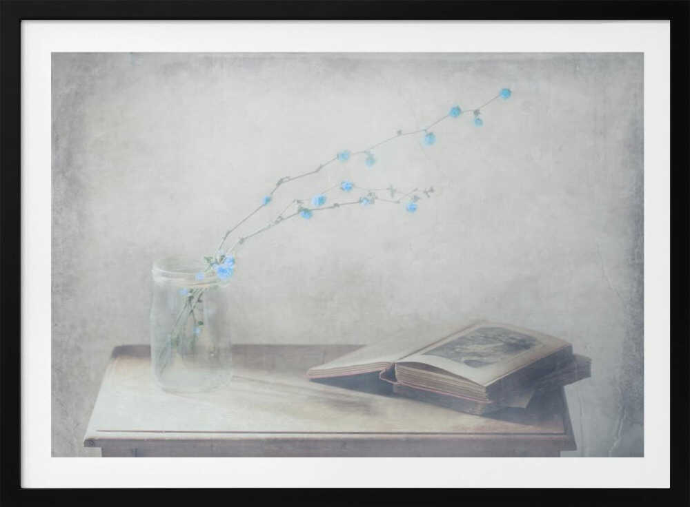 Vintage Book and Blue Flowers, arte de Delphine Devos