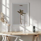 Palm Tree Pelican Flight, arte de Del Mundo Imagery