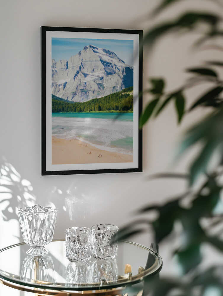 Majestic Mountain Lake Beach, arte de Uma Gokhale