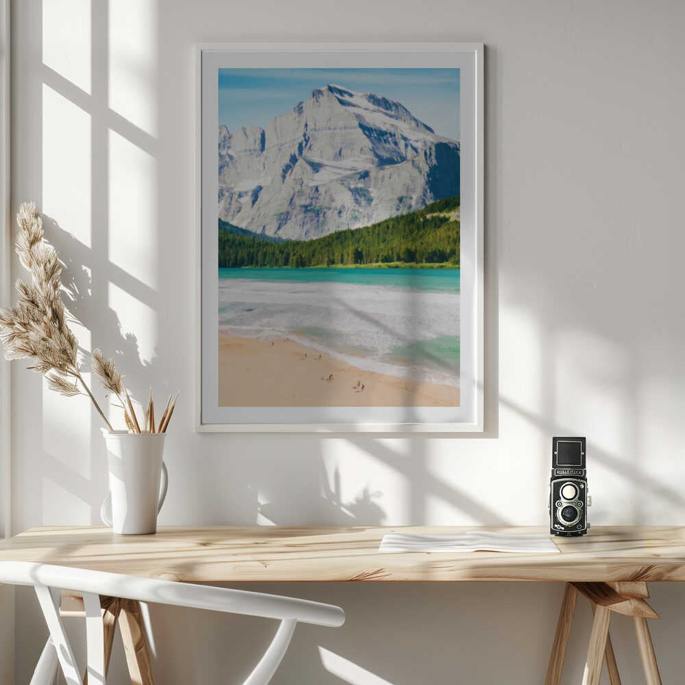 Majestic Mountain Lake Beach, arte de Uma Gokhale