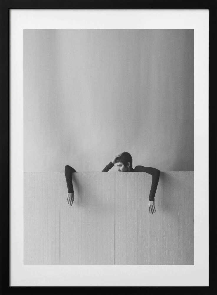 Pensive Woman Peeking, arte de hardibudi con marco