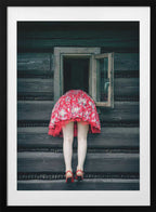 Red Dress Curiosity, arte de Magdalena Russocka con marco