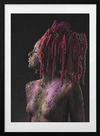 Red Floral Portrait, arte de Alfredo Sanchez con marco