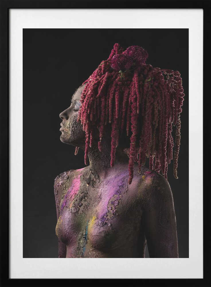 Red Floral Portrait, arte de Alfredo Sanchez con marco