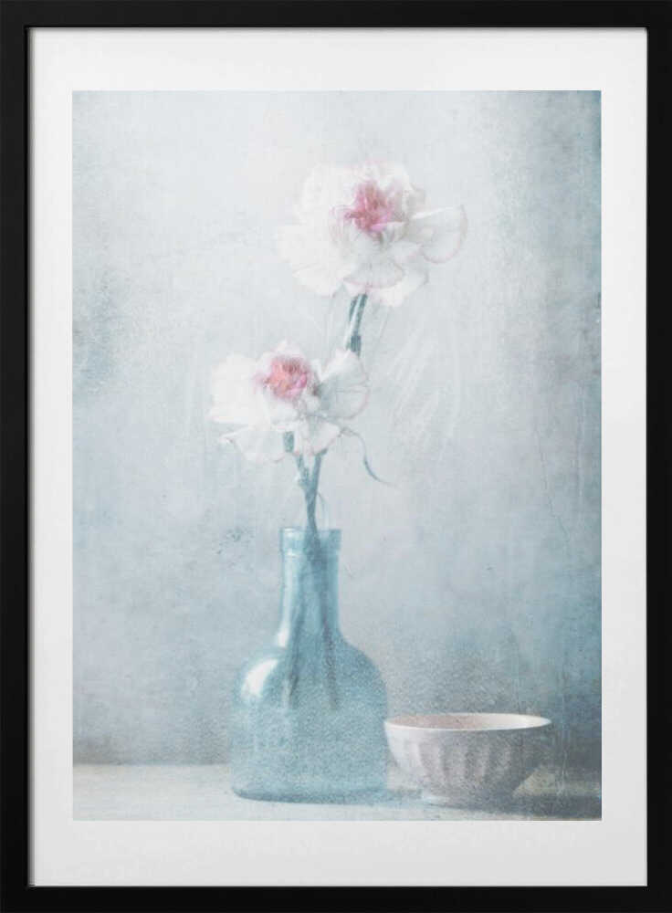 Dreamy Floral Still Life, arte de Delphine Devos con marco