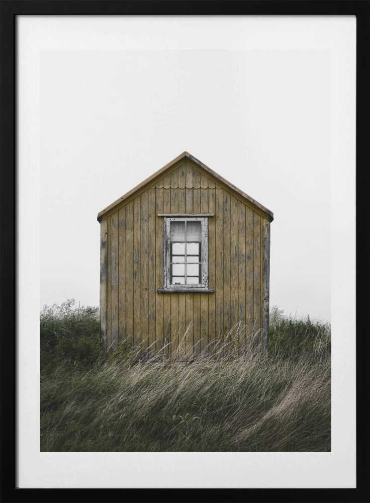 Rustic Yellow Cabin, arte de Lotte Grønkjær con marco