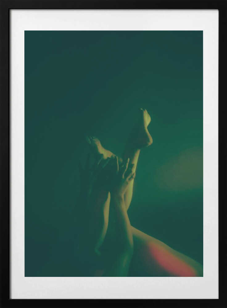 Intertwined Legs Green Glow, arte de yuimei con marco