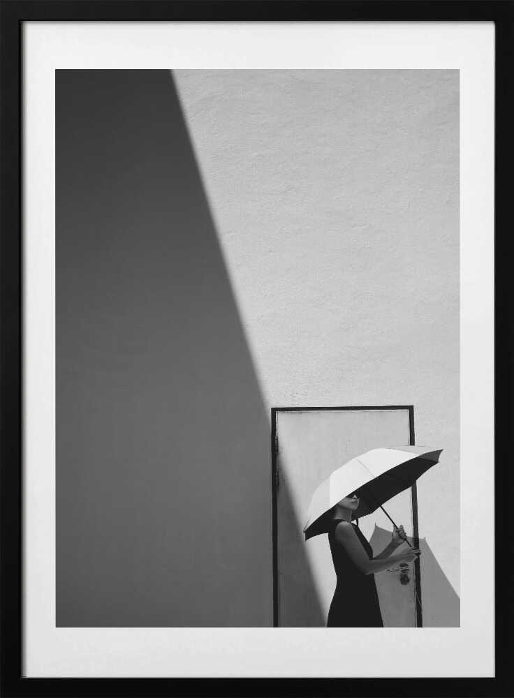 Elegant Woman Umbrella Shadow, arte de Kieron Long con marco