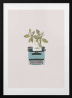 Floral Typewriter Dreams, arte de Frida Floral Studio con marco