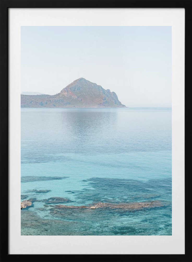 Serene Island Waterscape, arte de Photolovers con marco