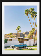 Midcentury Modern Blue Car, arte de Bethany Young con marco