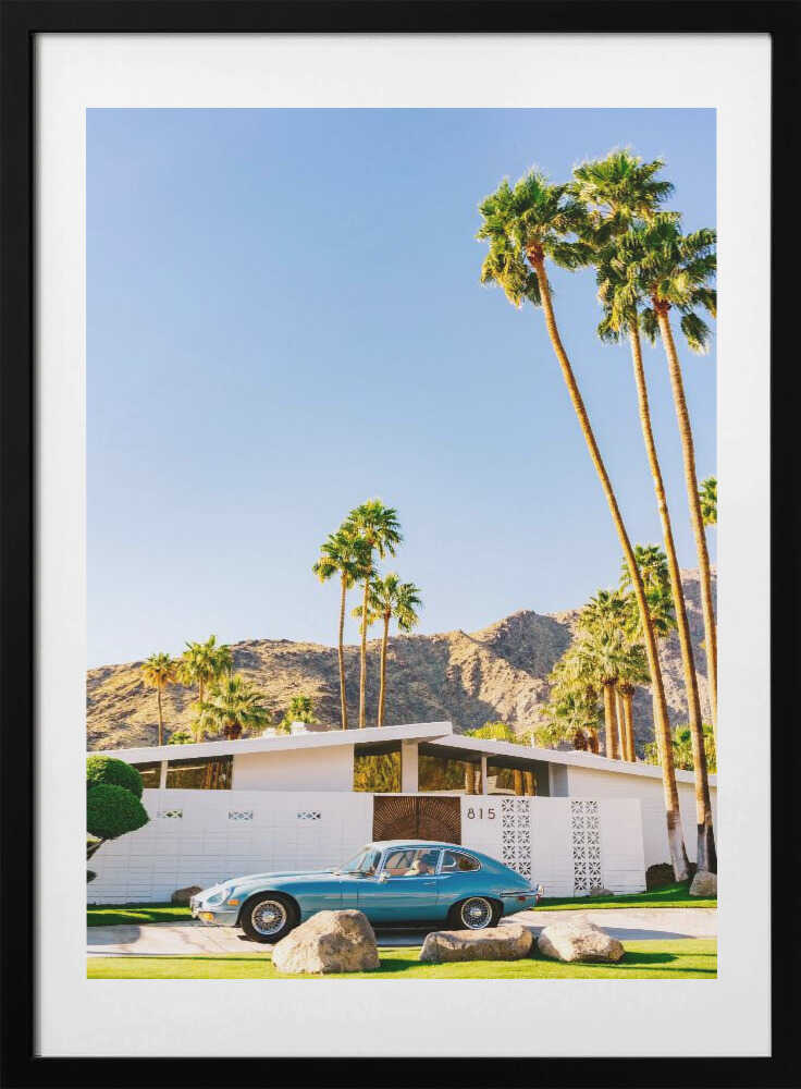 Midcentury Modern Blue Car, arte de Bethany Young con marco