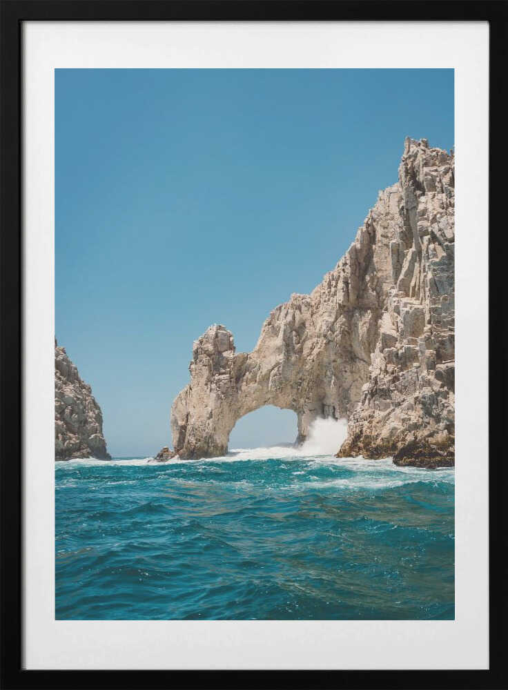 Waves Crashing Sea Arch, arte de Bethany Young con marco