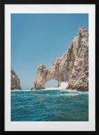 Waves Crashing Sea Arch, arte de Bethany Young con marco