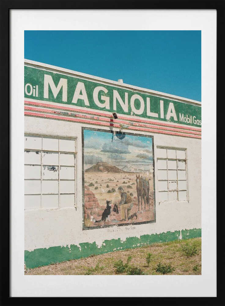 Old Gas Station Mural, arte de Bethany Young con marco