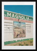 Old Gas Station Mural, arte de Bethany Young con marco