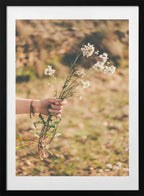 Delicate Wildflowers in Hand, arte de Javier Pardina con marco