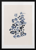 Indigo Floral Bloom, arte de Danushka Abeygoda con marco