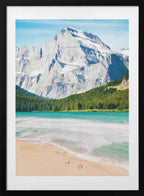 Majestic Mountain Lake Beach, arte de Uma Gokhale con marco