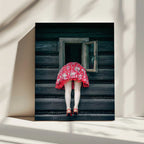 Red Dress Curiosity, arte de Magdalena Russocka impreso en canvas