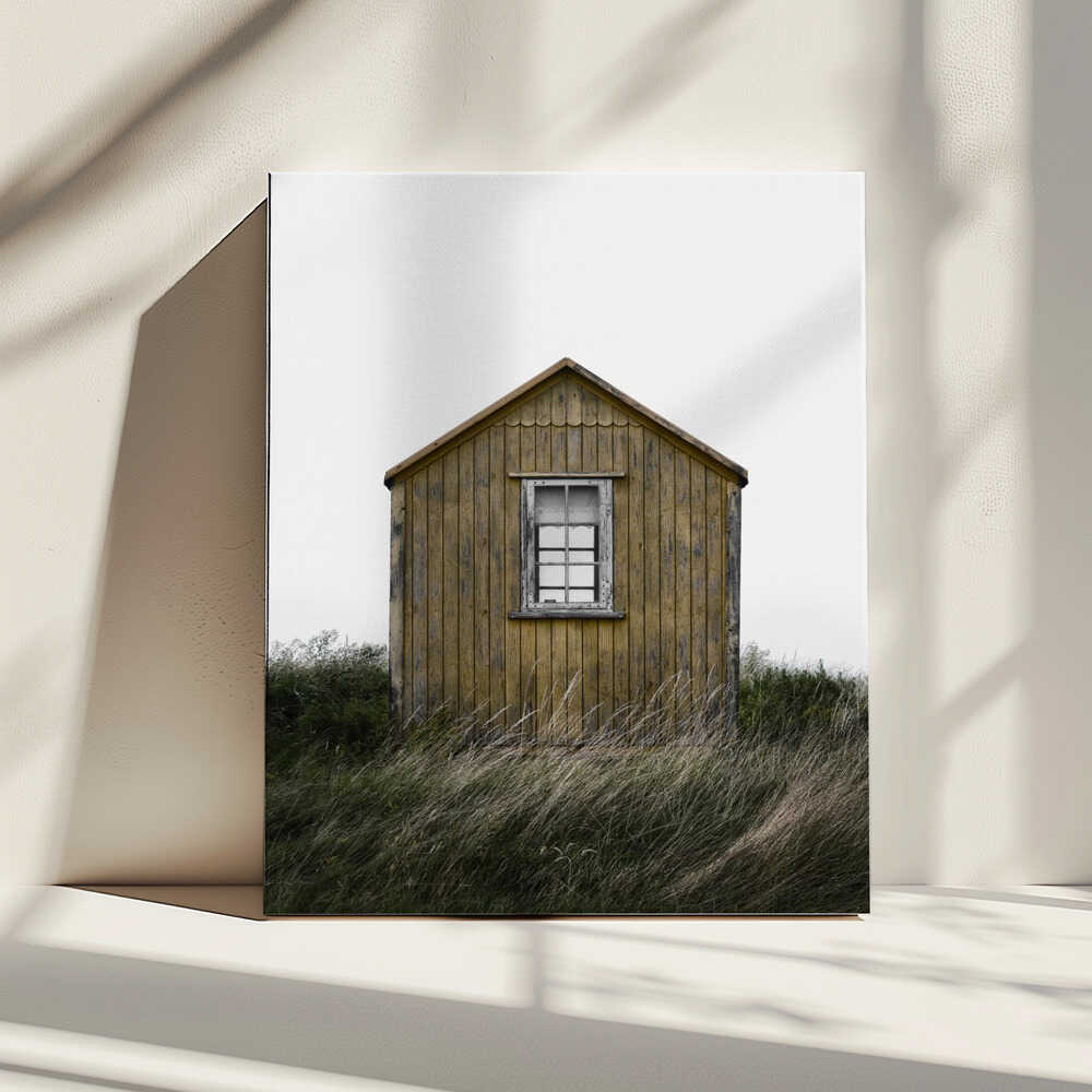 Rustic Yellow Cabin, arte de Lotte Grønkjær impreso en canvas