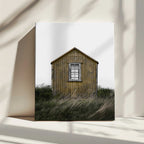 Rustic Yellow Cabin, arte de Lotte Grønkjær impreso en canvas