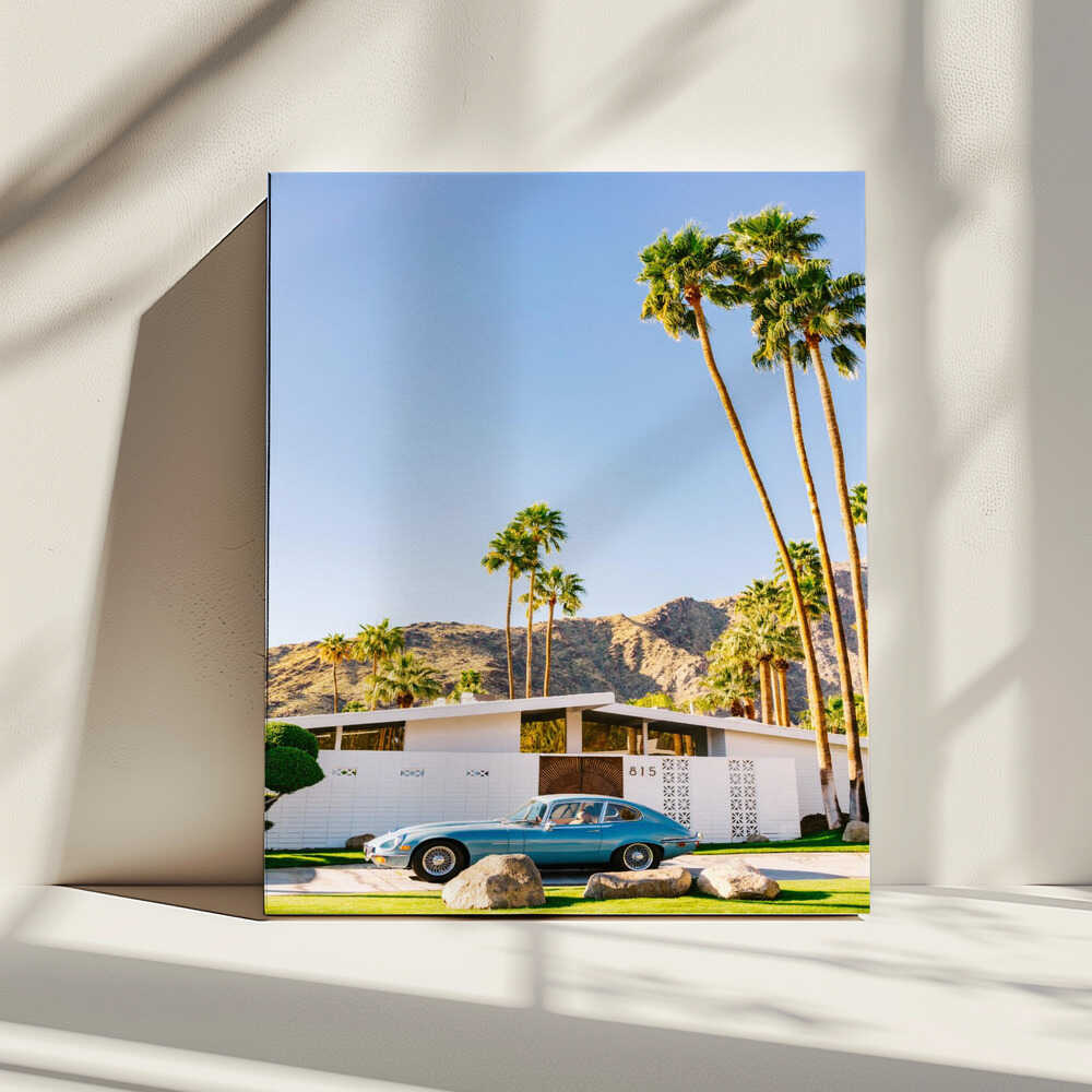 Midcentury Modern Blue Car, arte de Bethany Young impreso en canvas