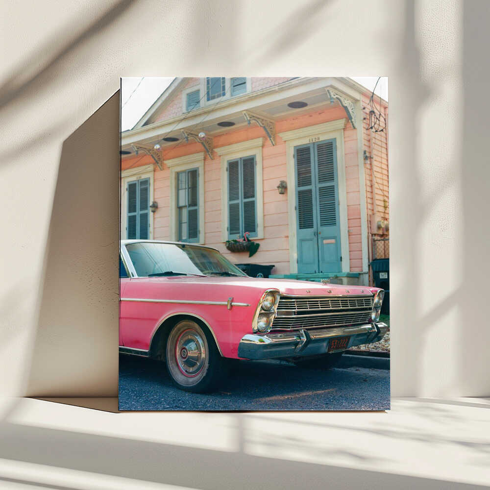 Classic Pink Car House, arte de Bethany Young impreso en canvas