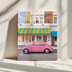 Vintage Pink Car Street, arte de Gabor Estefan impreso en canvas