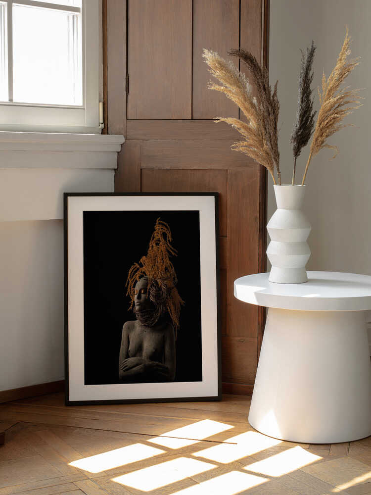 Earthy Goddess Portrait, arte de Alfredo Sanchez enmarcado en una pared