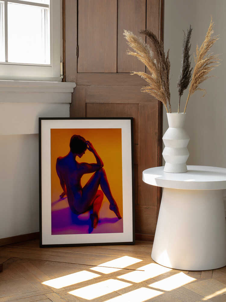 Orange Blue Nude, arte de CEBImagery enmarcado en una pared