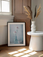 Dreamy Floral Still Life, arte de Delphine Devos enmarcado en una pared
