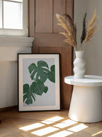 Lush Monstera Leaves, arte de Pictufy Studio II enmarcado en una pared