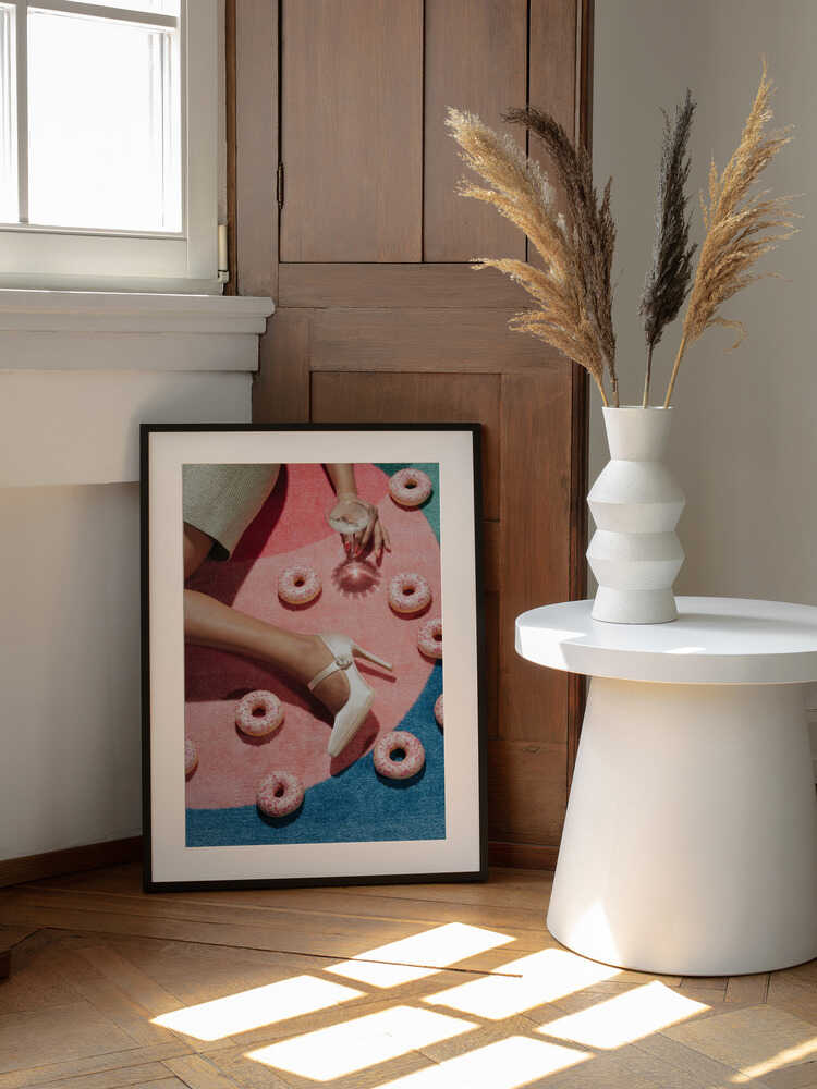 Pink Donuts Glamour, arte de Pictufy Studio III enmarcado en una pared