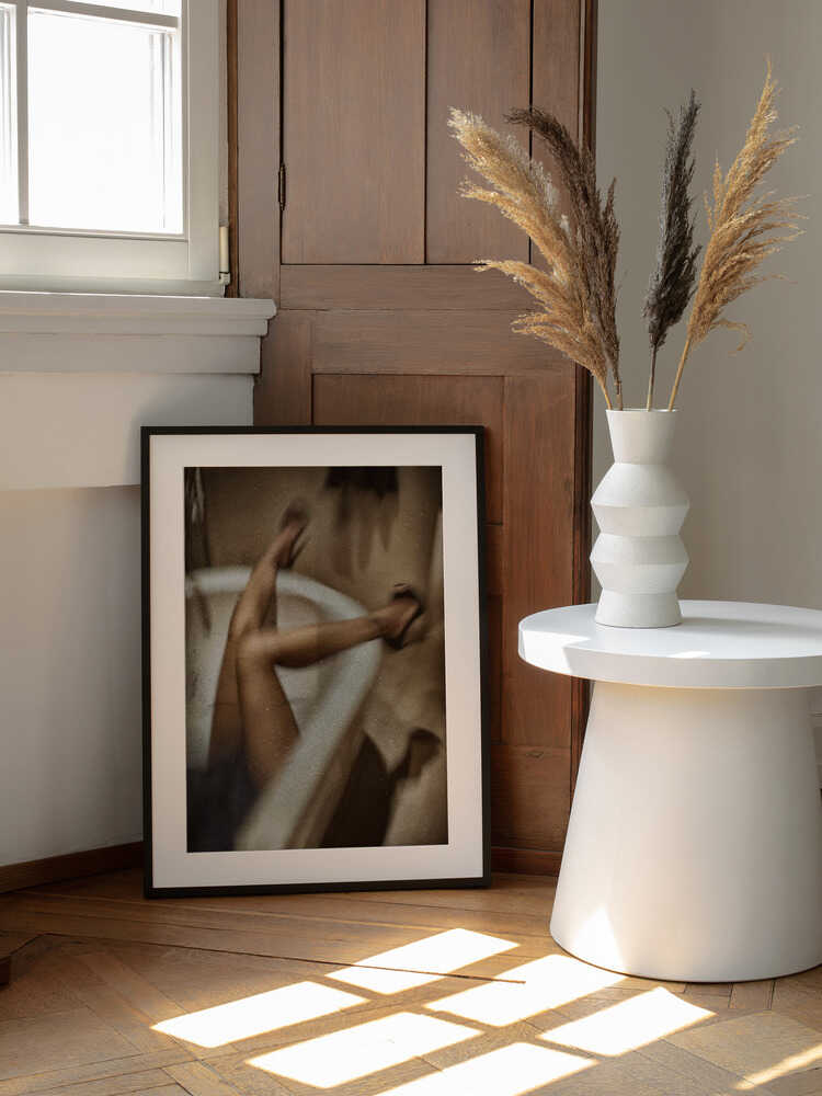 Sensual Legs Bathtub, arte de Erik Schottstaedt enmarcado en una pared
