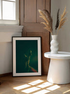 Intertwined Legs Green Glow, arte de yuimei enmarcado en una pared
