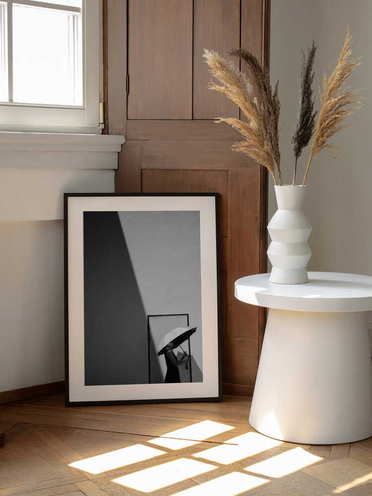 Elegant Woman Umbrella Shadow, arte de Kieron Long enmarcado en una pared