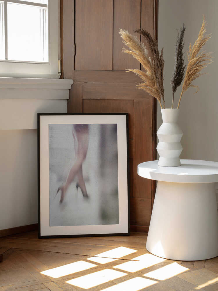Elegant Walking Legs, arte de Erik Schottstaedt enmarcado en una pared