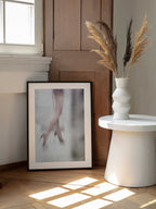 Elegant Walking Legs, arte de Erik Schottstaedt enmarcado en una pared