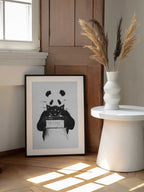 Gangster Panda Mugshot, arte de Balazs Solti enmarcado en una pared