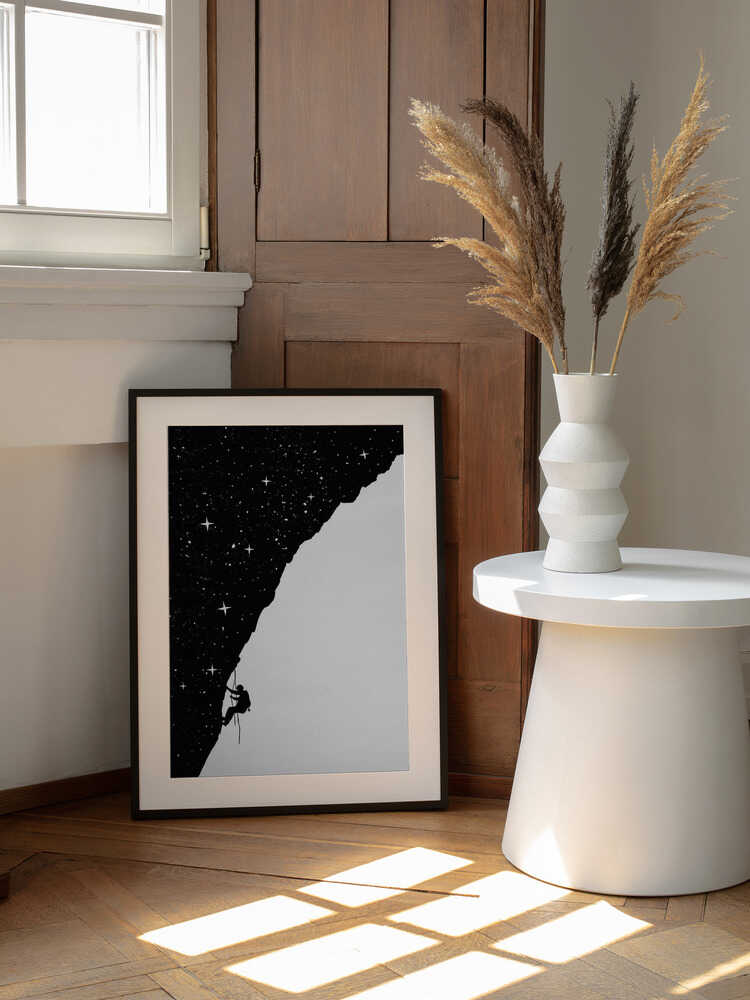 Night Sky Climber, arte de Balazs Solti enmarcado en una pared