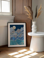 Golden Moon Mountains, arte de Sarah Manovski enmarcado en una pared
