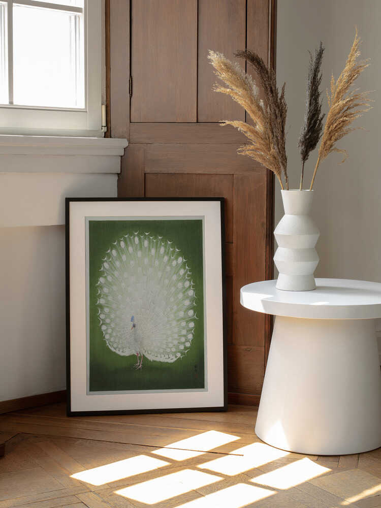 Peacock, arte de Ohara Koson enmarcado en una pared