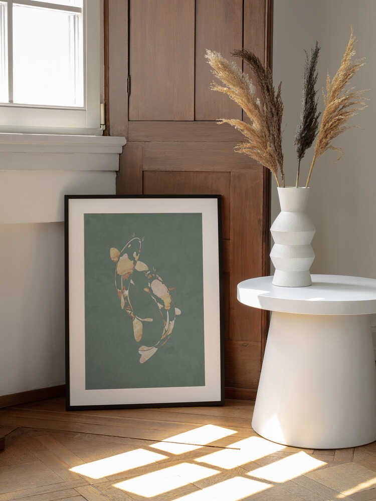 Elegant Gold Koi, arte de Sarah Manovski enmarcado en una pared