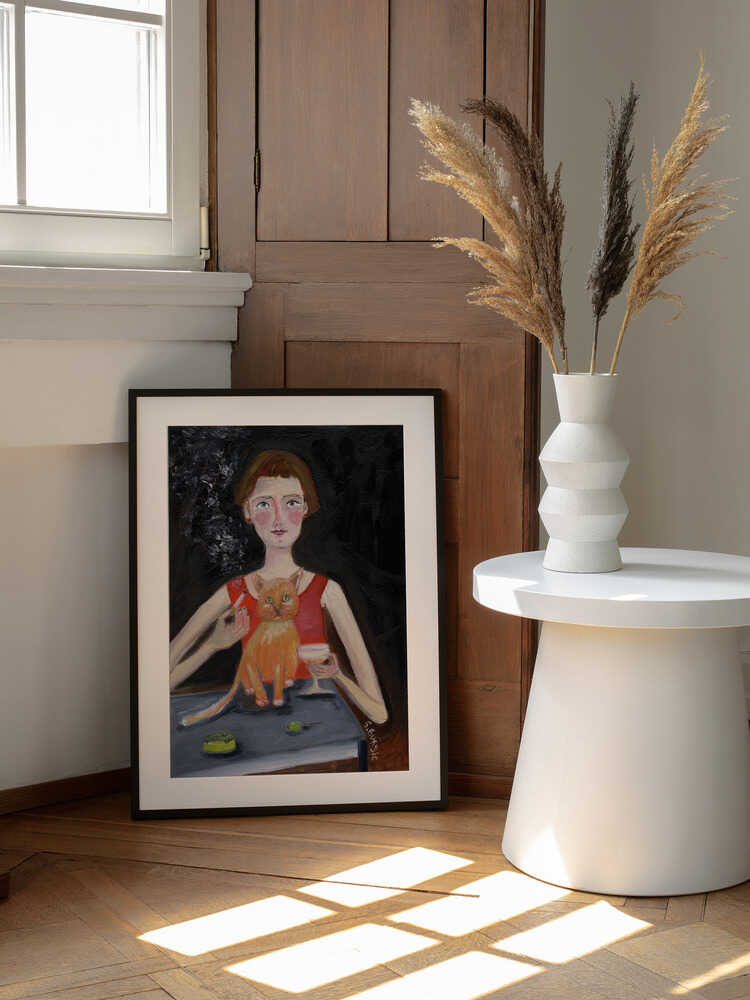 Woman Cat Cocktail Night, arte de Sharyn Bursic enmarcado en una pared
