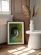 Green Bob Woman, arte de Sharyn Bursic enmarcado en una pared