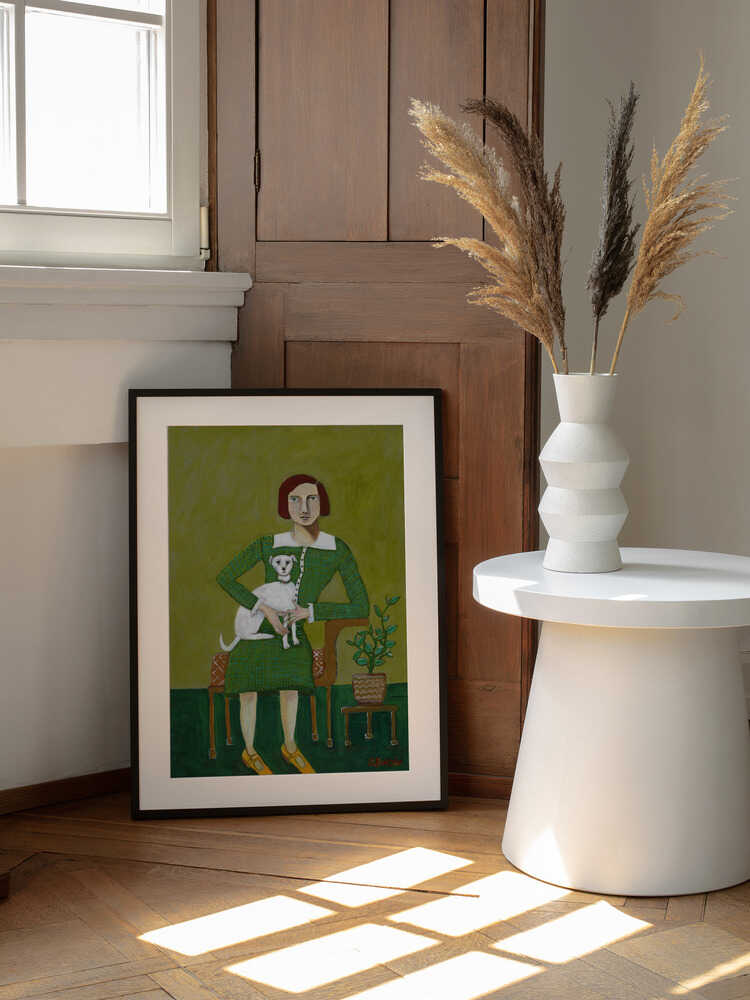 Woman with Her White Dog, arte de Sharyn Bursic enmarcado en una pared