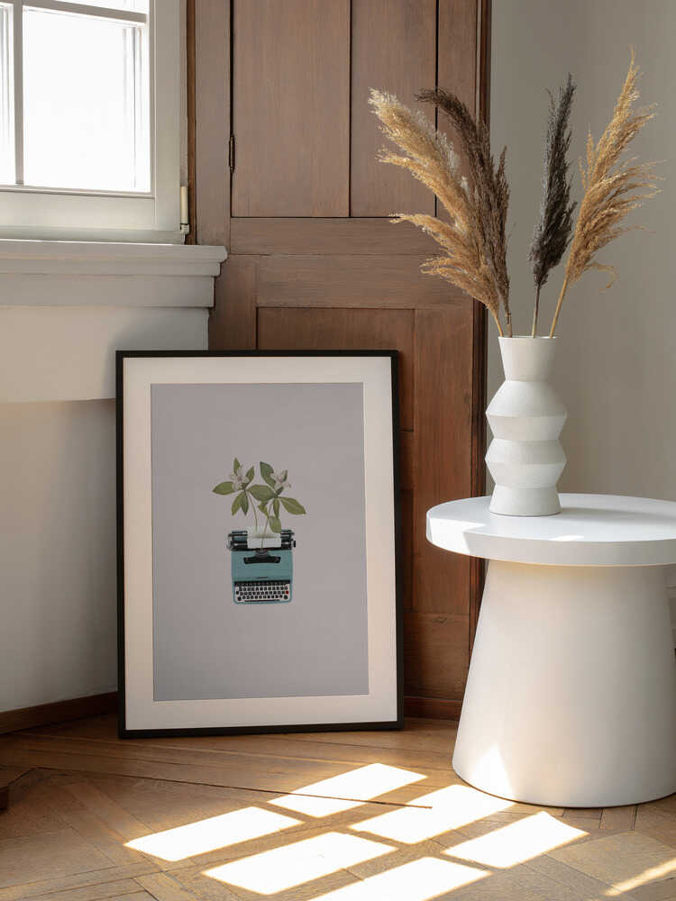 Floral Typewriter Dreams, arte de Frida Floral Studio enmarcado en una pared