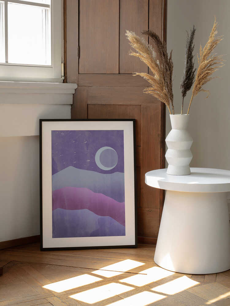 Purple Mountain Moon, arte de Fadil Roze enmarcado en una pared