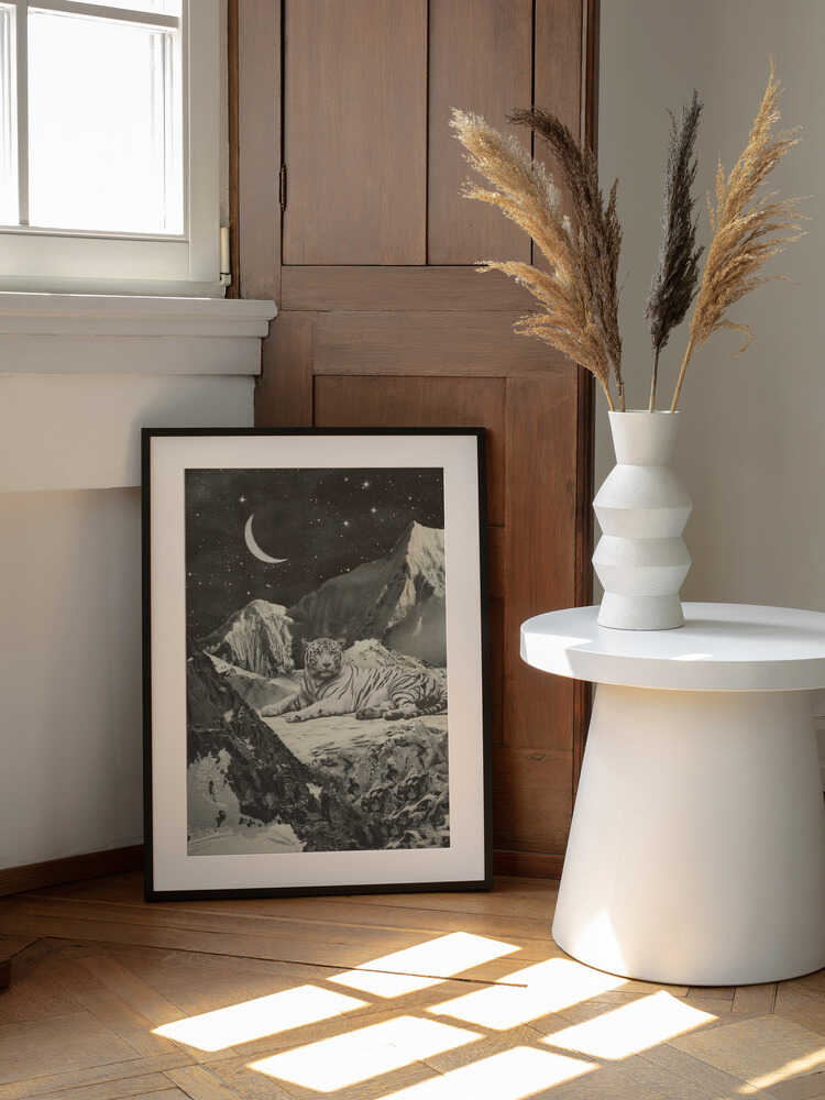 Celestial White Tiger, arte de Florent Bodart enmarcado en una pared